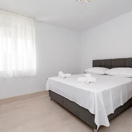 Luka - * Omiš
